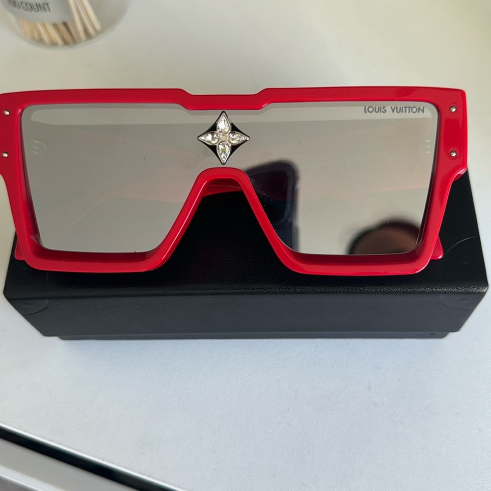BRAND NEW !! Comes with box and dust bag